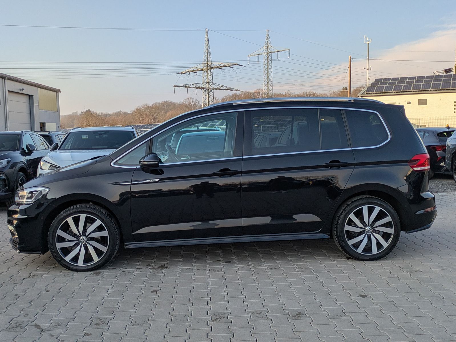 Fahrzeugabbildung Volkswagen Touran 2.0 DSG R-Line High. Pano 7-Si IQ.Dri AHK