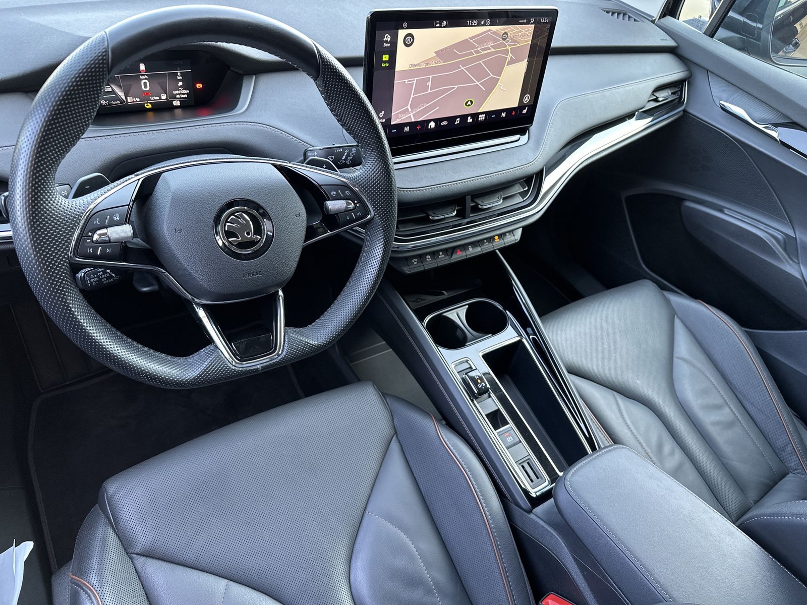 Fahrzeugabbildung SKODA Enyaq 80 Suite Drive Sport NAV+LED+20ZO+KAM+ACC
