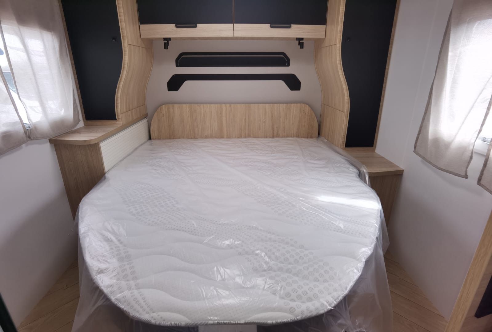 Fahrzeugabbildung Challenger 318 Graphite Edition o. Hubbett Frühlingsaktion