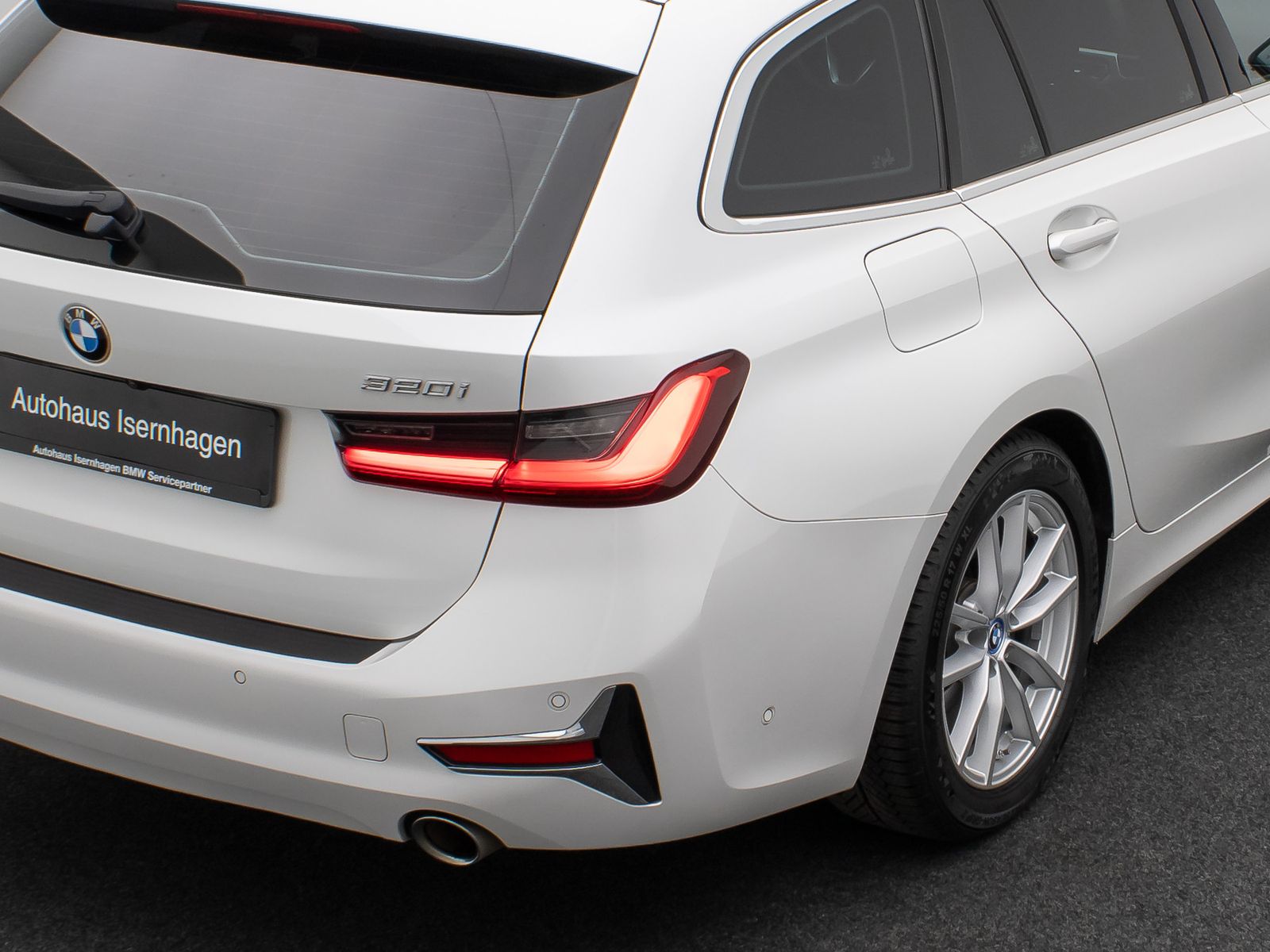 Fahrzeugabbildung BMW 320i Luxury Line Laser HUD Panorama Alarm AHK Hi