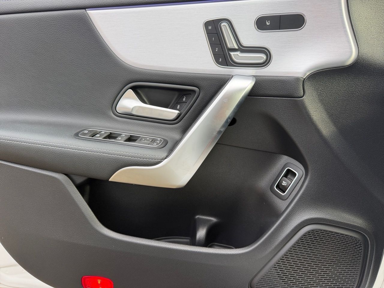 Fahrzeugabbildung Mercedes-Benz CLA 180 SB AHK+MULTIB+STNDHZ+PANO+AMBIENTE+KAMER