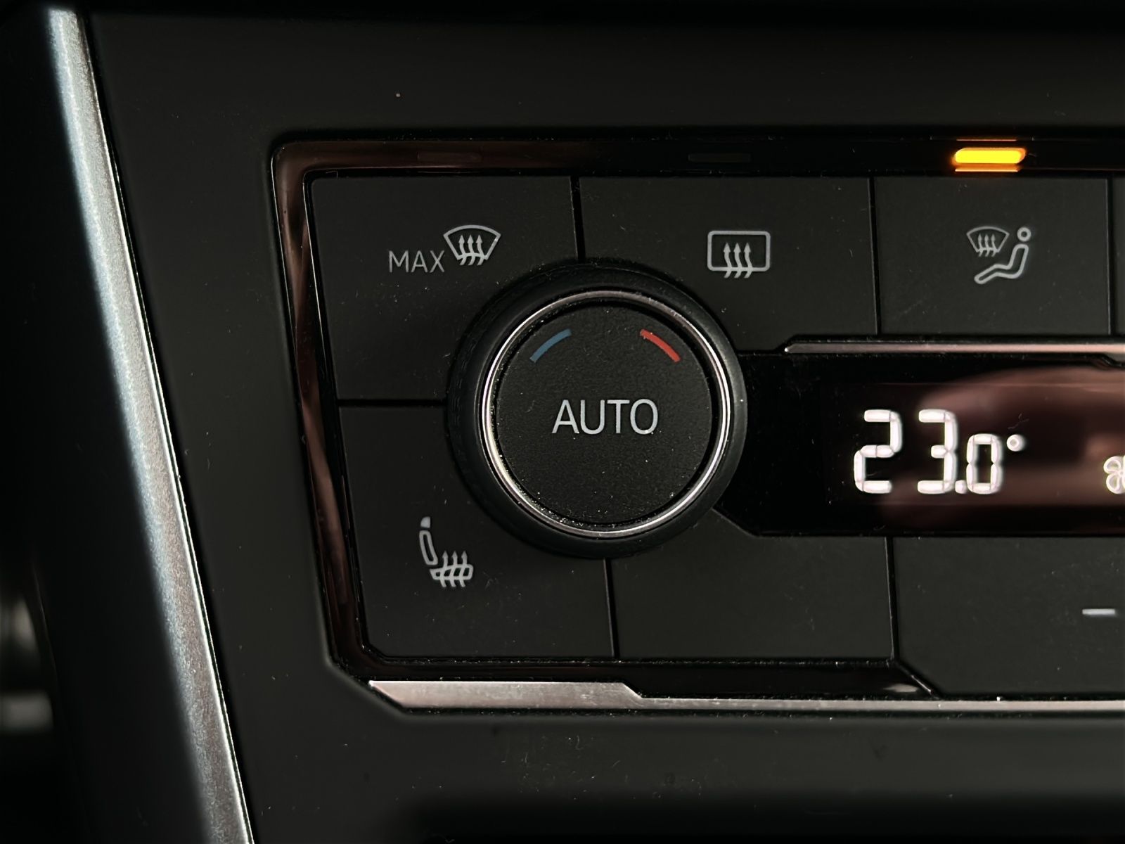 Fahrzeugabbildung Volkswagen Polo TSI Active LED Climatronic ACC PDC SH LM