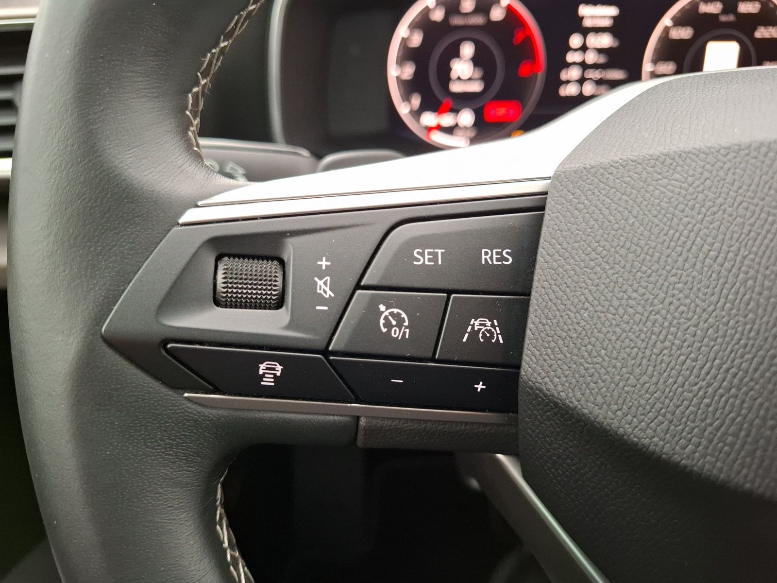 Fahrzeugabbildung SEAT Leon TSI Xcellence DSG LED AHK Navi ACC Park-Aas