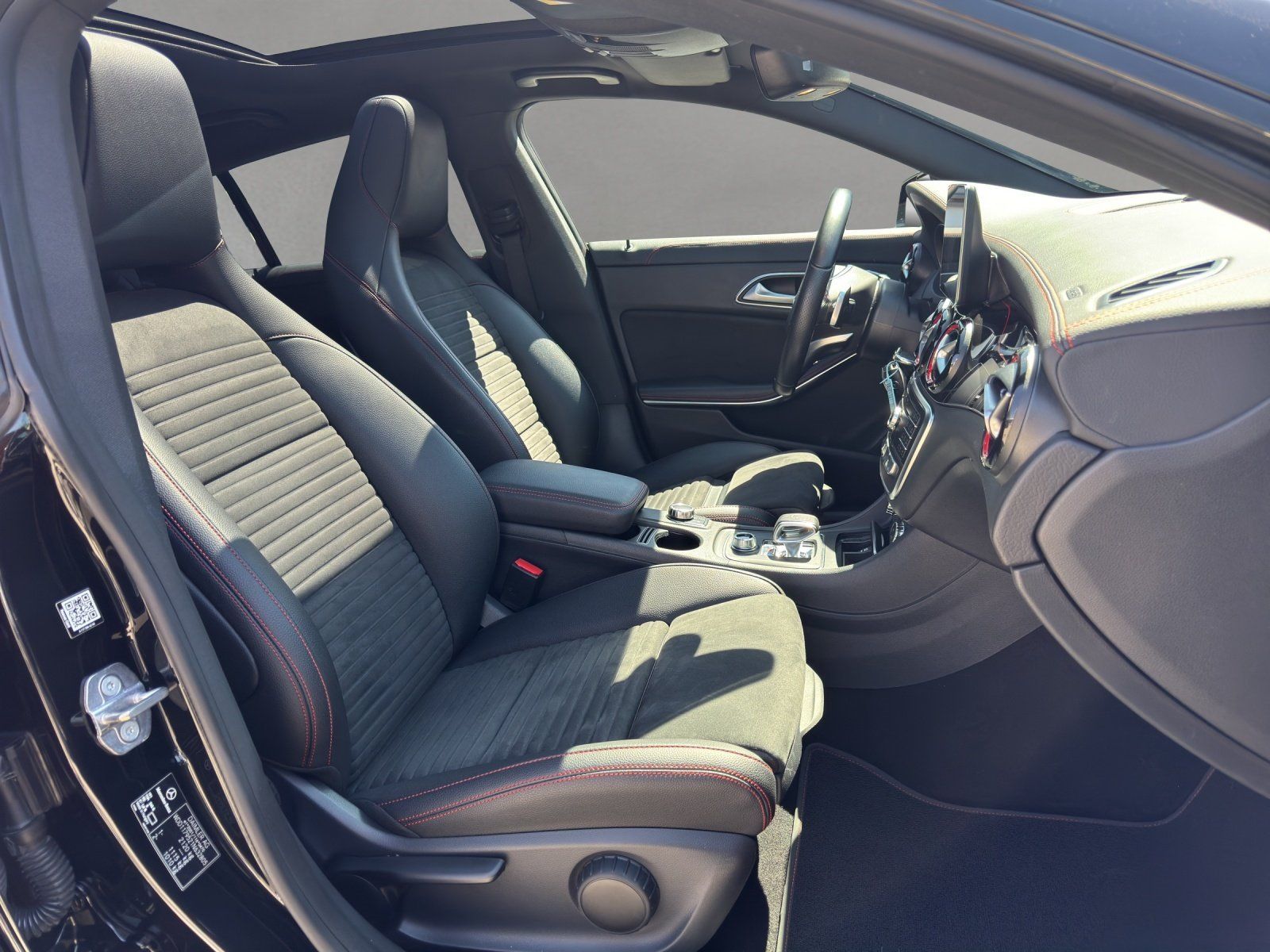 Fahrzeugabbildung Mercedes-Benz CLA45 AMG SB Pano LED Kamra SHZ Navi PTS Audio20
