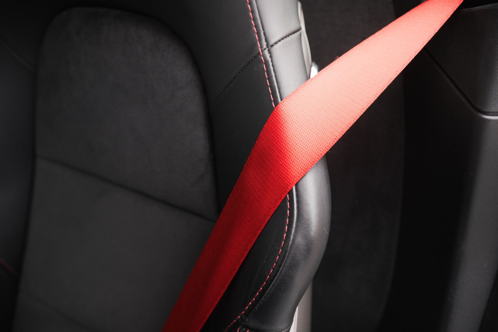 Fahrzeugabbildung Porsche Cayman GT4-Sport-Chrono-Approved-PCM