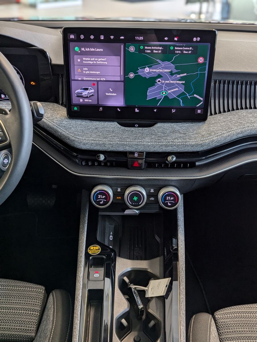 Fahrzeugabbildung SKODA Superb 2.0TDI DSG 4x4 Pano Matrix ACC AHK 5J Gar