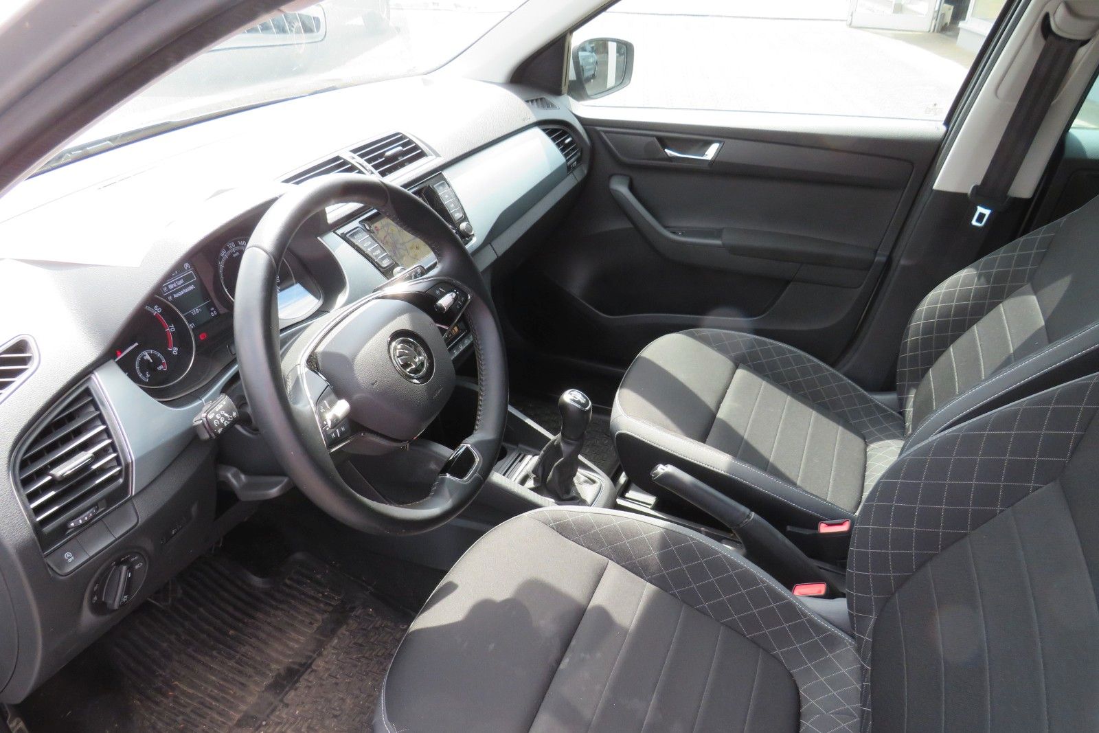 Fahrzeugabbildung SKODA Fabia Combi Ambition NAVI PDC GJ SITZH APP 1.HD