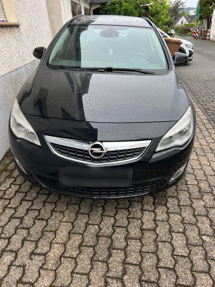 Opel Astra 2011 — interior