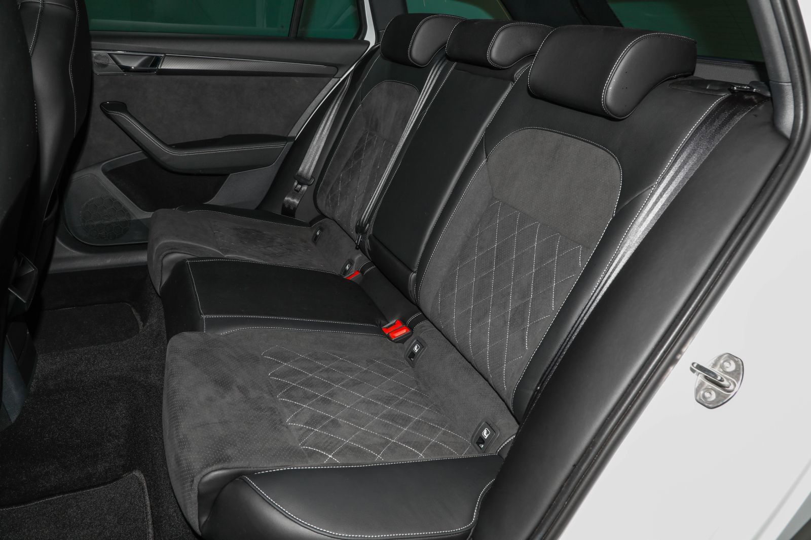 Skoda Superb Combi 2.0 TSI DSG Sportline AHK Kamera foto 17
