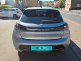 Peugeot 208 Allure Pack/NAVI/LED/ACC/KAMERA/SHZ/CARPLAY/ - silberne Peugeot 208