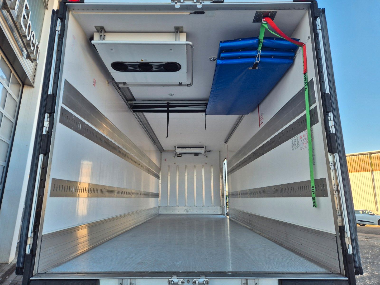 Fahrzeugabbildung Iveco S-Way 400 4x2 Kühlkoffer, LBW, Thermoking T1200R