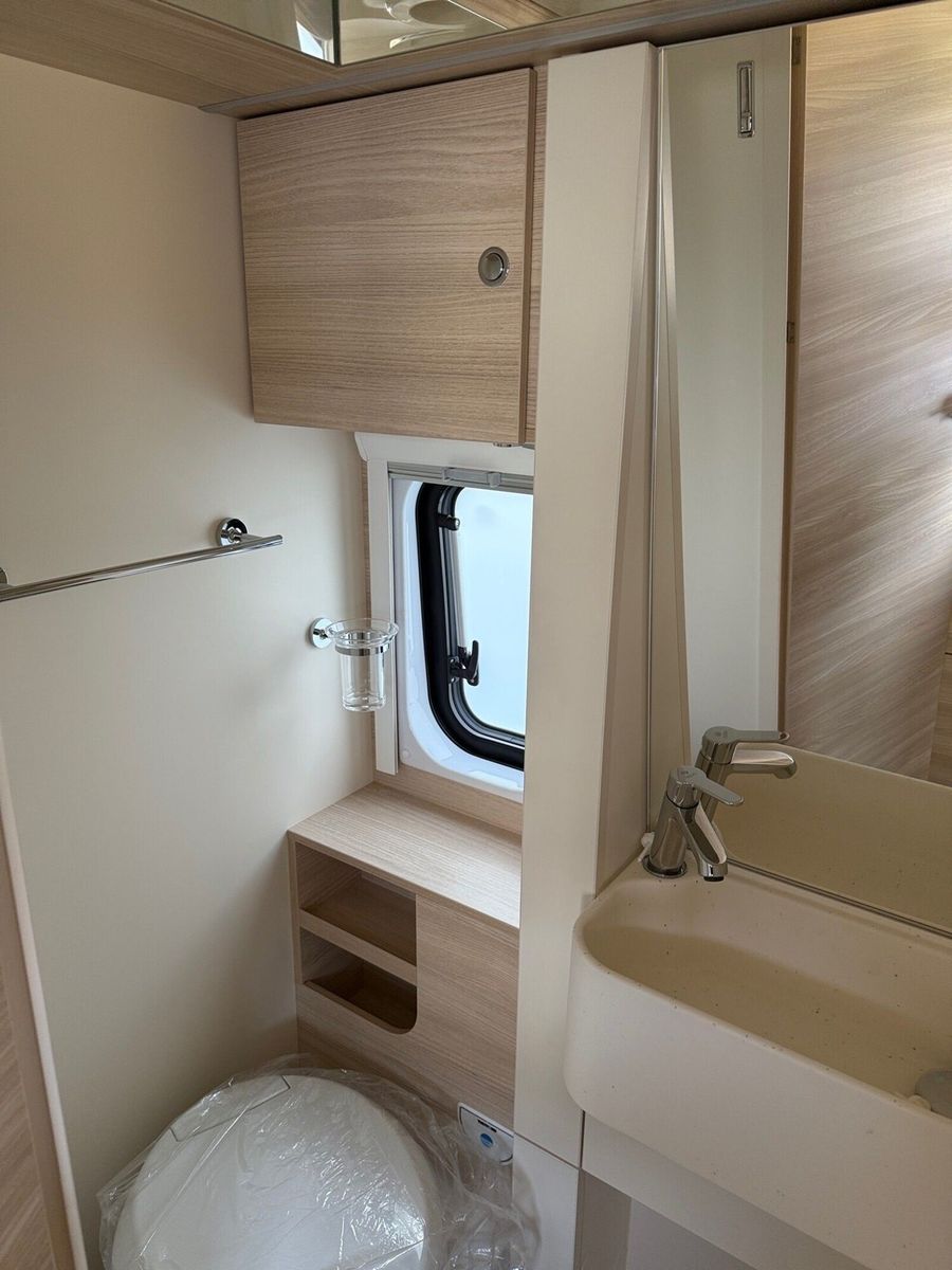 Fahrzeugabbildung Eura Mobil Van V 635 EB Alufelge, Keyless Entry, RFK, Radio