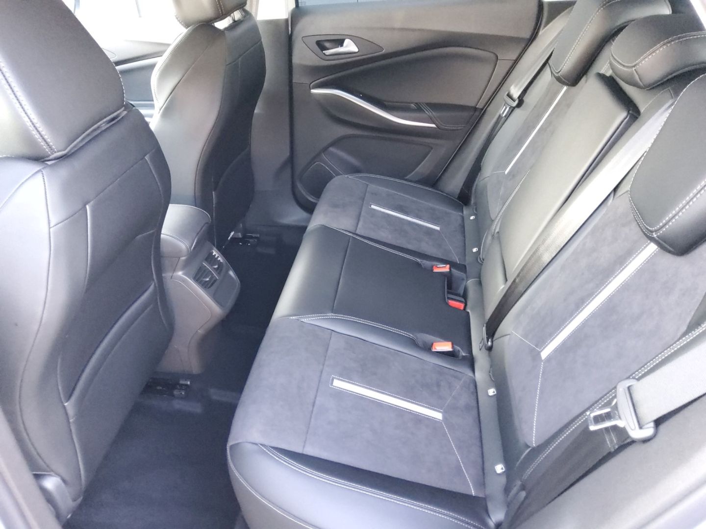 Fahrzeugabbildung Opel Grandland GSe Plug-in Hybrid Allrad AD Navi digi