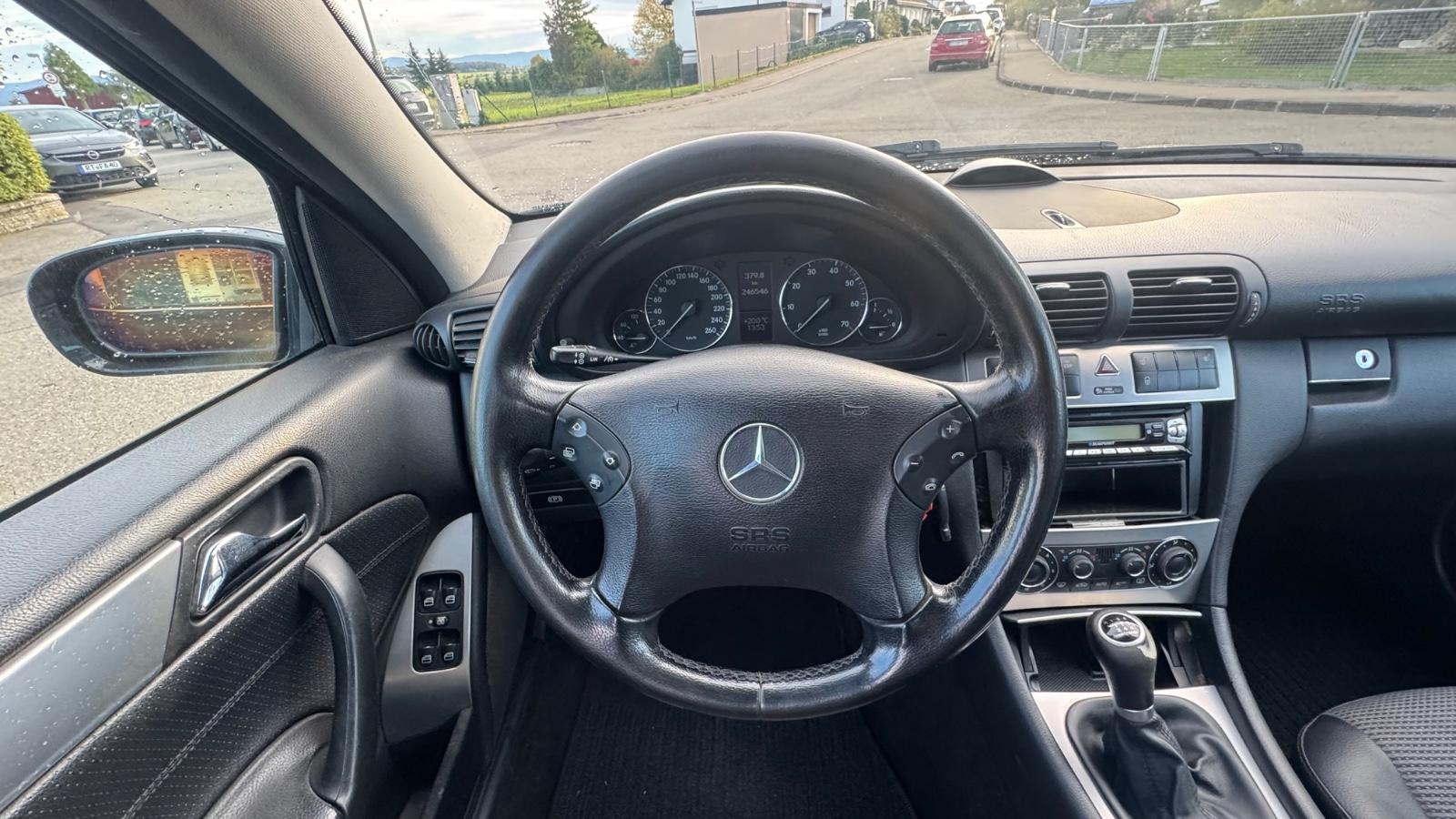 Mercedes-Benz C200 2005 — photo 13