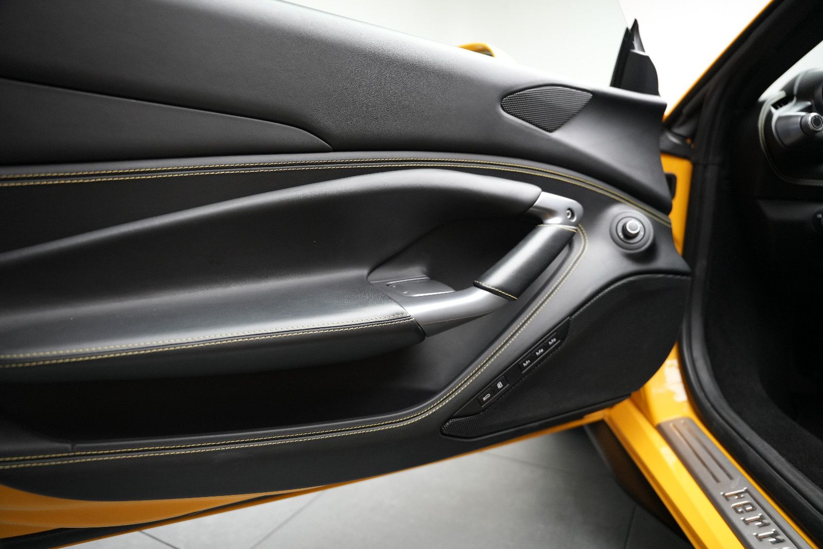 Fahrzeugabbildung Ferrari F8 Spider Giallo Modena *Lift*Carbon*Kamera*