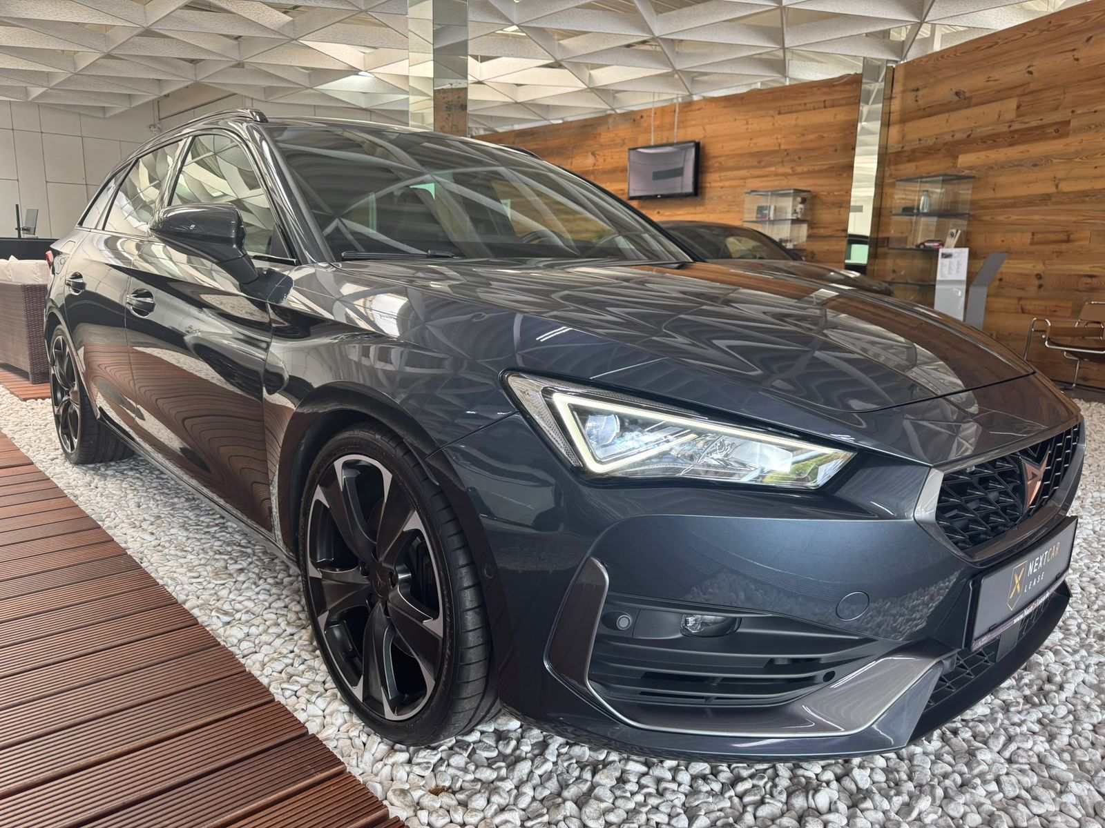 Cupra Leon VZ 19 Zoll Spur Voll-LED BeatsAudio Kessy imagem 3