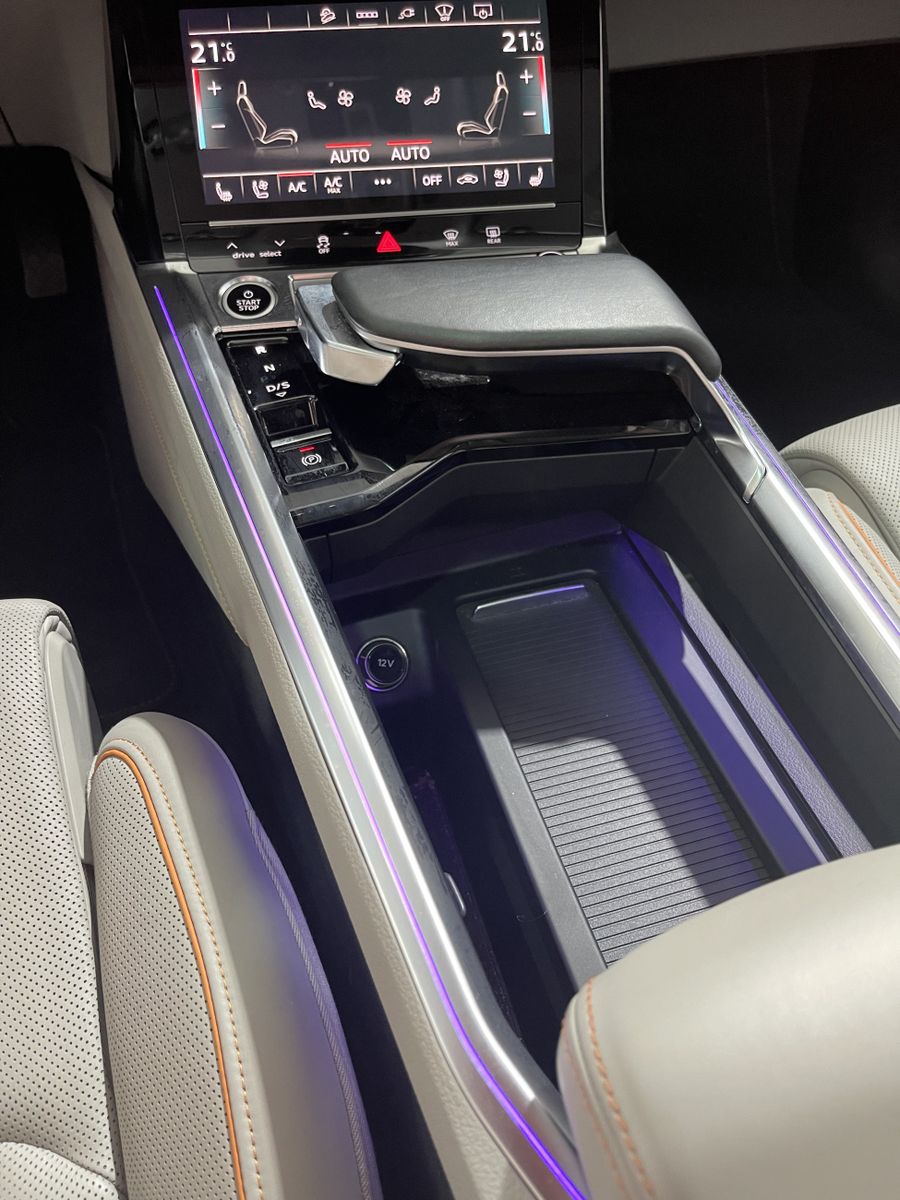Fahrzeugabbildung Audi e-tron 55 Quattro*S-line*22°zoll*HUD*Leder*Cam*
