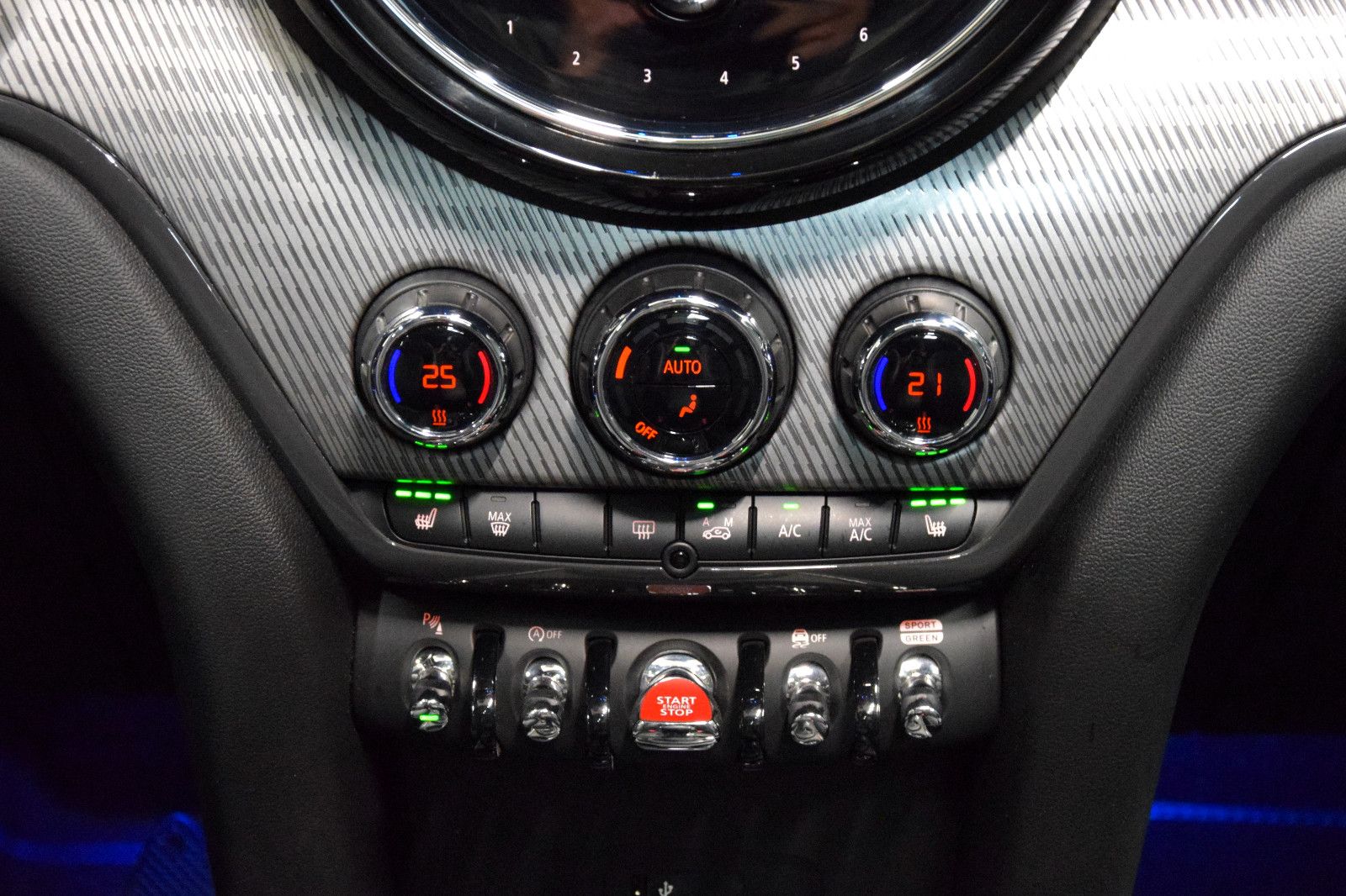 Fahrzeugabbildung MINI Cooper Countryman YOURS Pano HuD Leder Memory