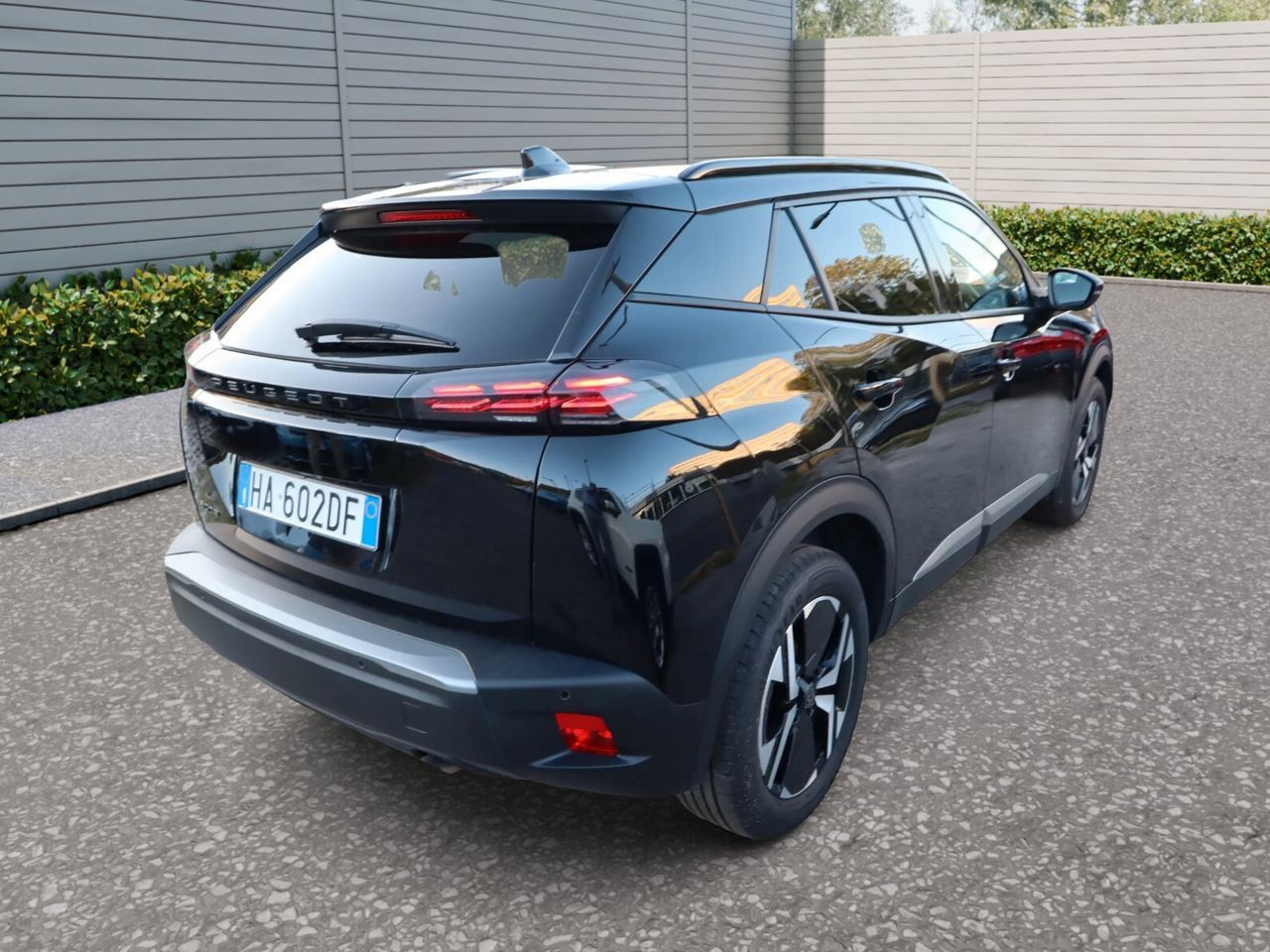 Peugeot New 2008 1.2cc Benzina 100cv S&S ALLURE imagem 3