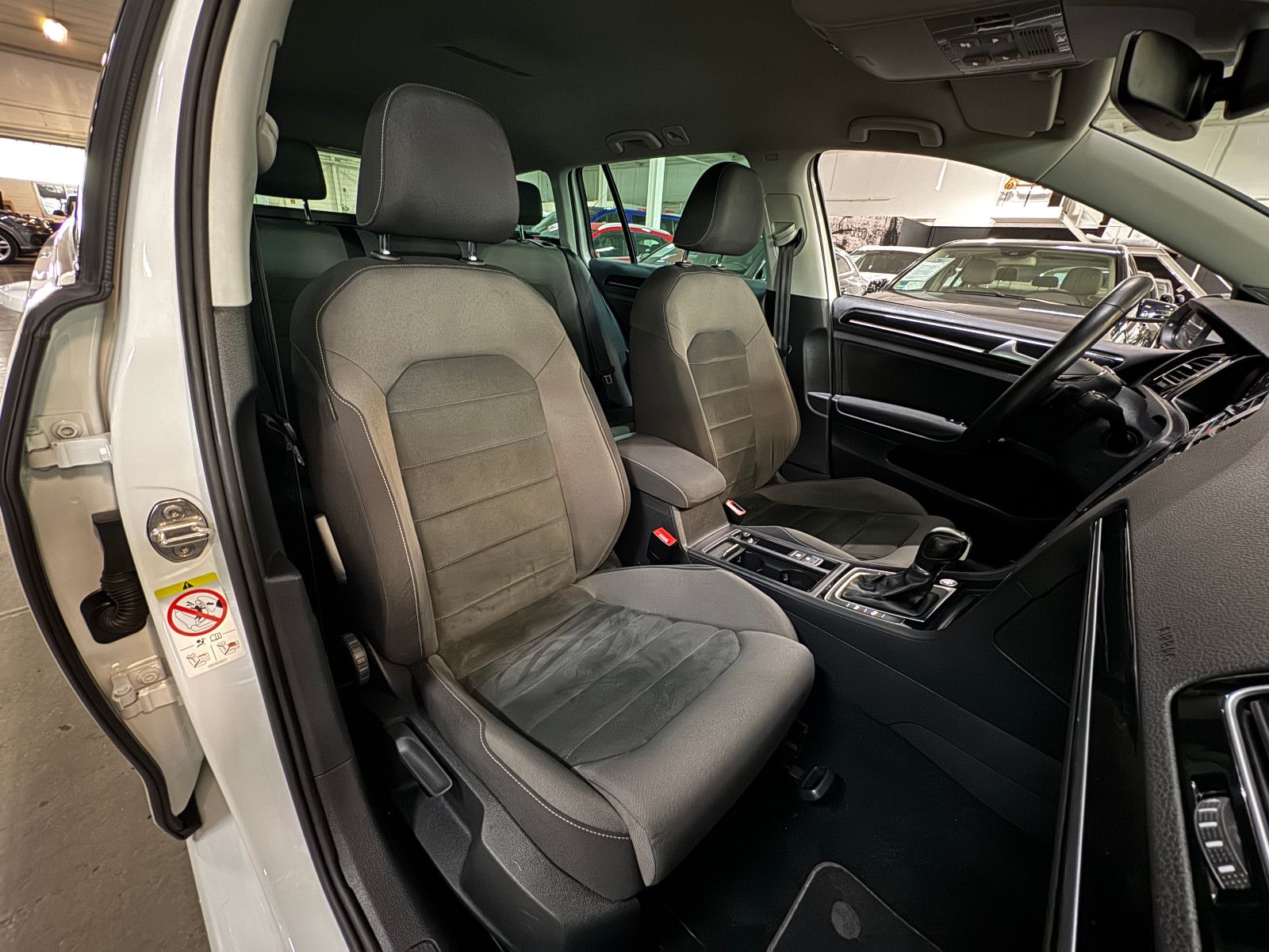 Fahrzeugabbildung Volkswagen Golf VARIANT 2.0 TDI DSG R-LINE SPORTPAKET VOLL
