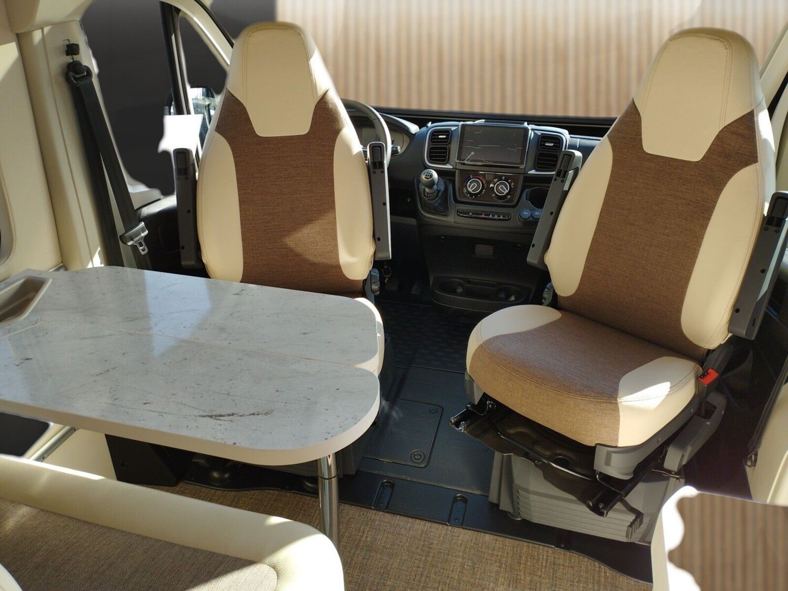 Fahrzeugabbildung Eura Mobil Van V 635 HB RFK, Captain-Chair-Sitze, Skyroof