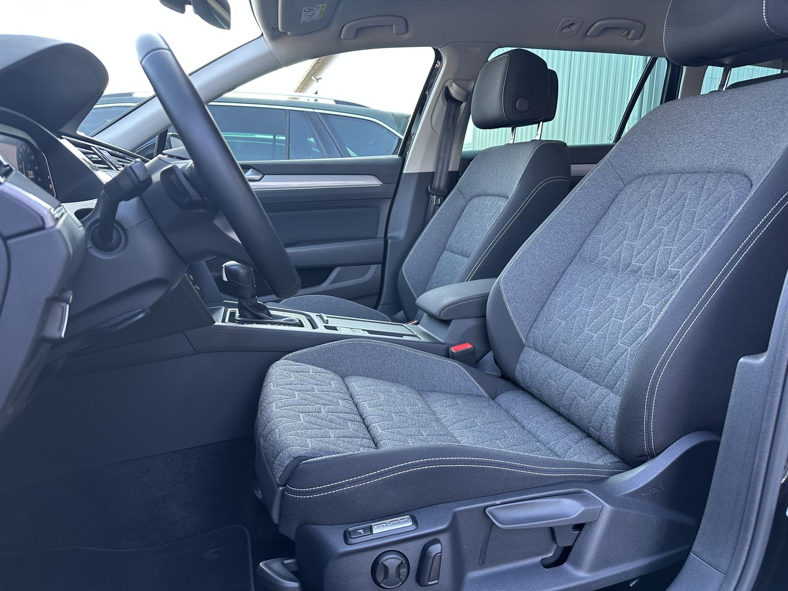 Fahrzeugabbildung Volkswagen Passat Variant Business NAV+IQ-LIGHT+DIGDISPLAY