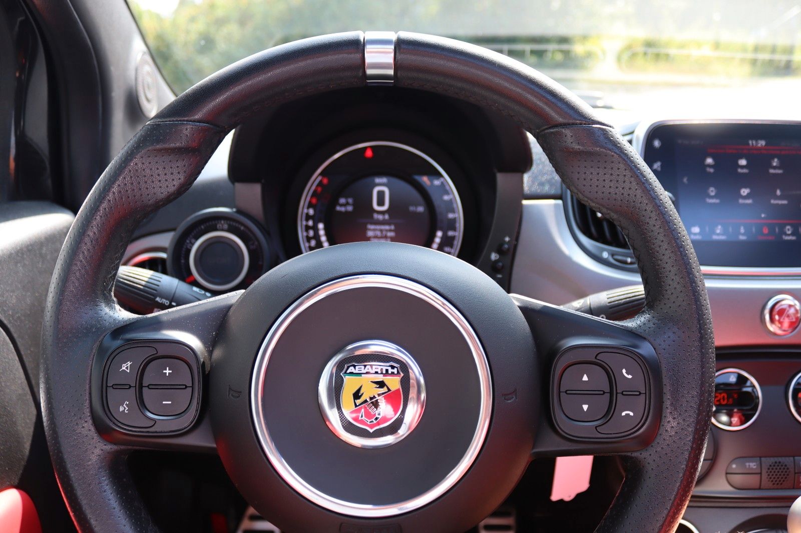 Fahrzeugabbildung Abarth 595 TURISMO LEDER PANO NAVI BEATS XENON PDC  1Hd