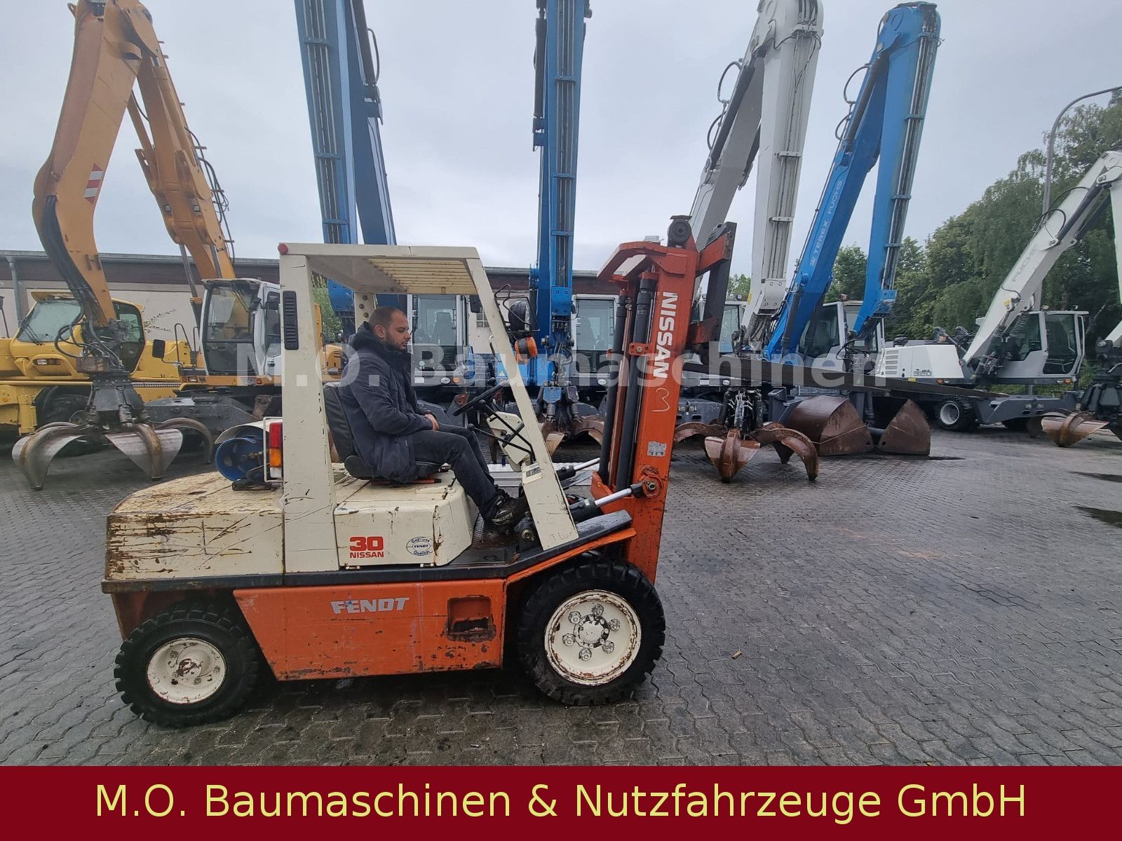 Fahrzeugabbildung Nissan FG 30 / 3t / 3,40 m / Gas / Duplex