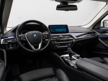 Fahrzeugabbildung BMW 520d SportLine Kamera Panorama HUD H/K AHK LED