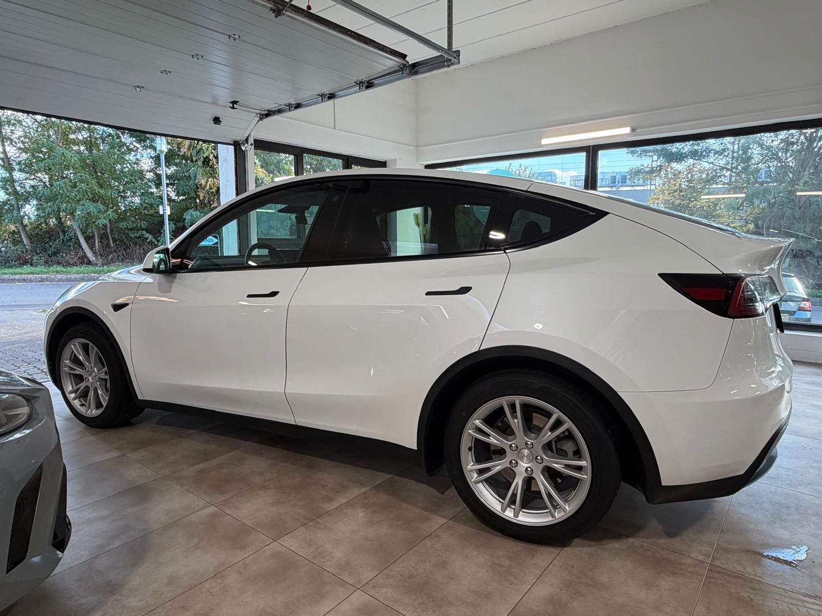 Tesla Model Y RWD Premium Matrix LFP Autop. Zertifikat foto 8