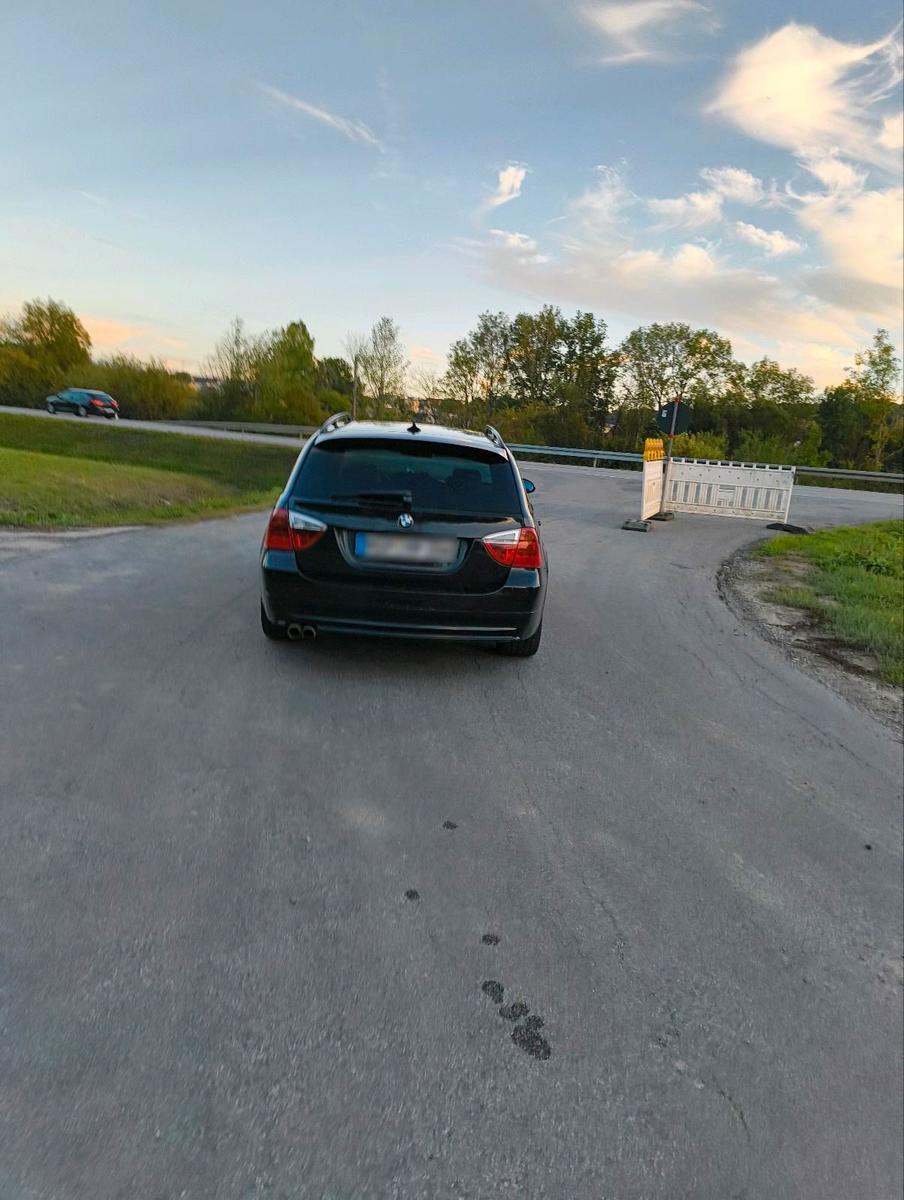BMW 330 2006 — салон