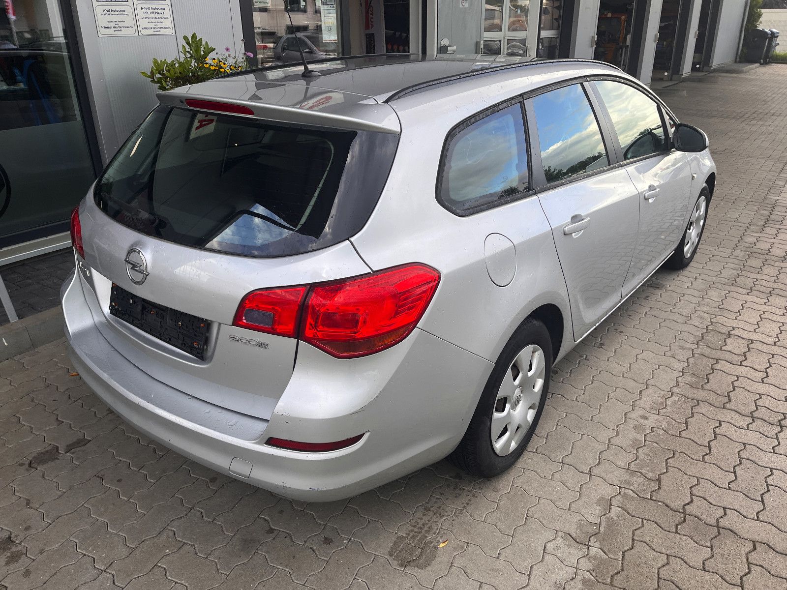 Fahrzeugabbildung Opel Astra J ST Selection 1.3 CDTi leichter Frontsch.