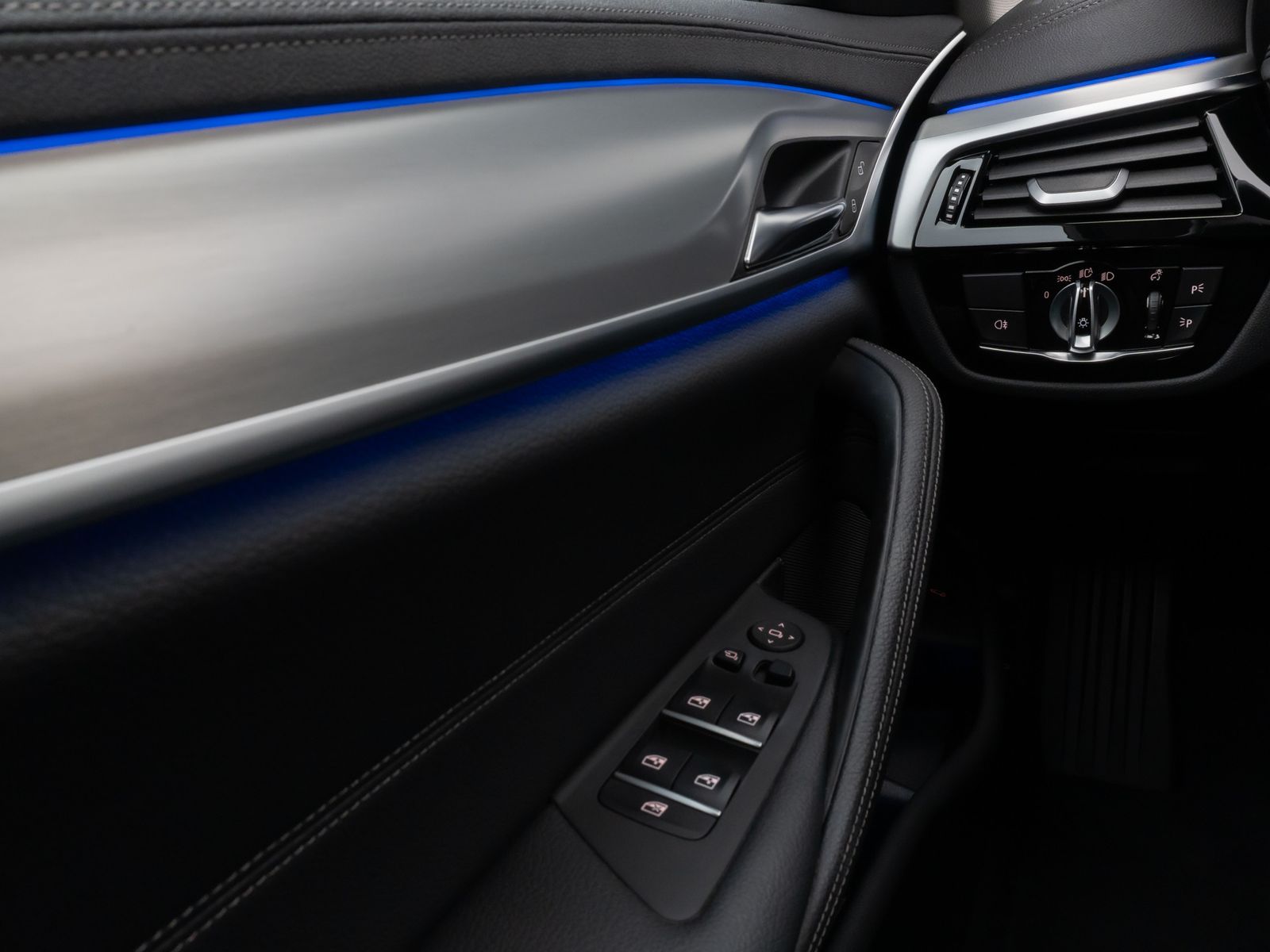 Fahrzeugabbildung BMW 520d Luxury Line Kamera DAB 4xKlima AHK Sport