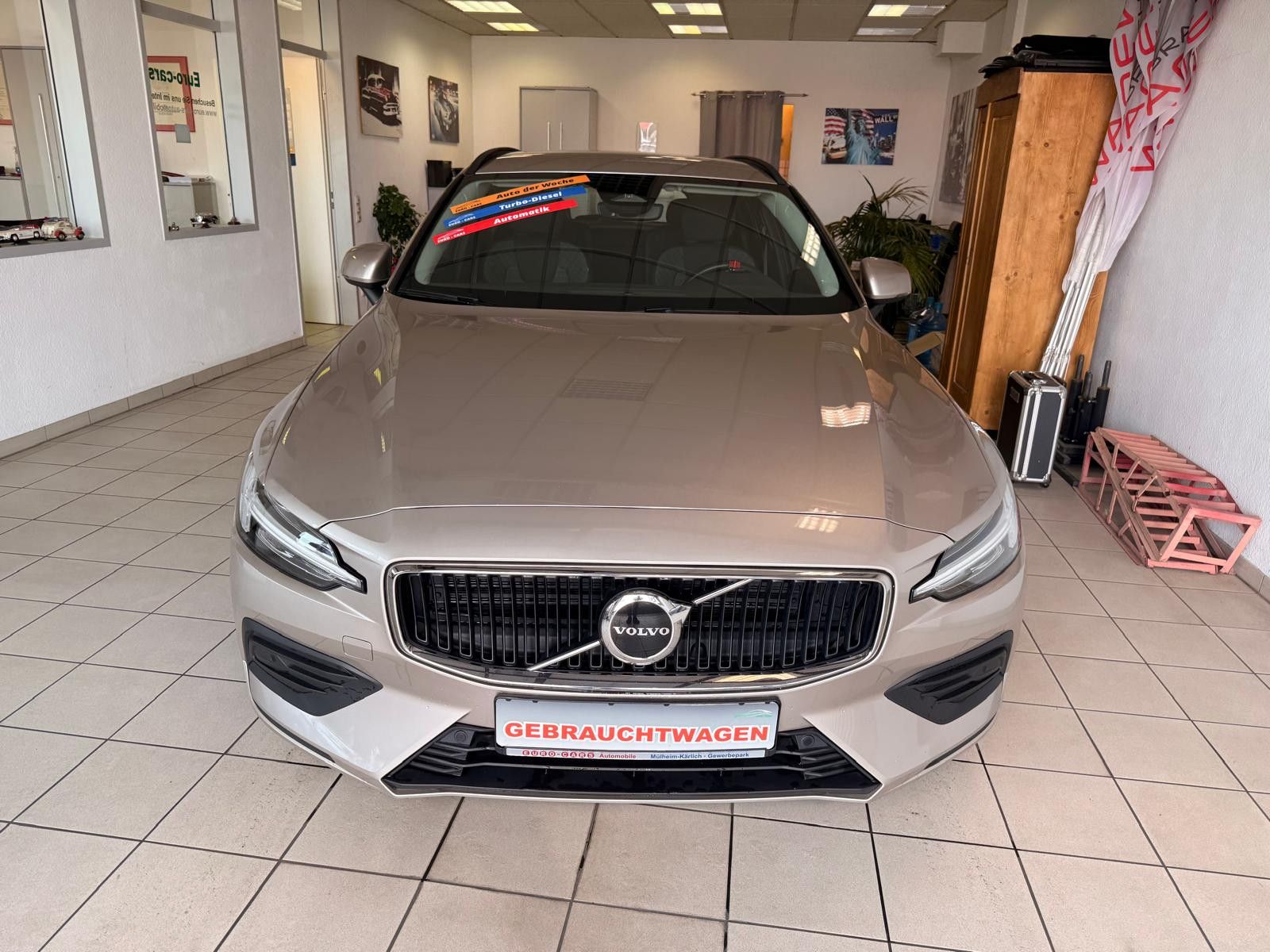 Fahrzeugabbildung Volvo V60 Kombi Core/ 1.HAND/SCHECKHEFT/8.FACH BEREIFT