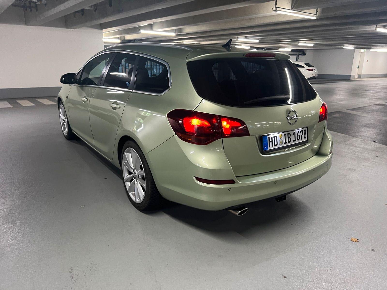 Opel Astra 2011 — interior