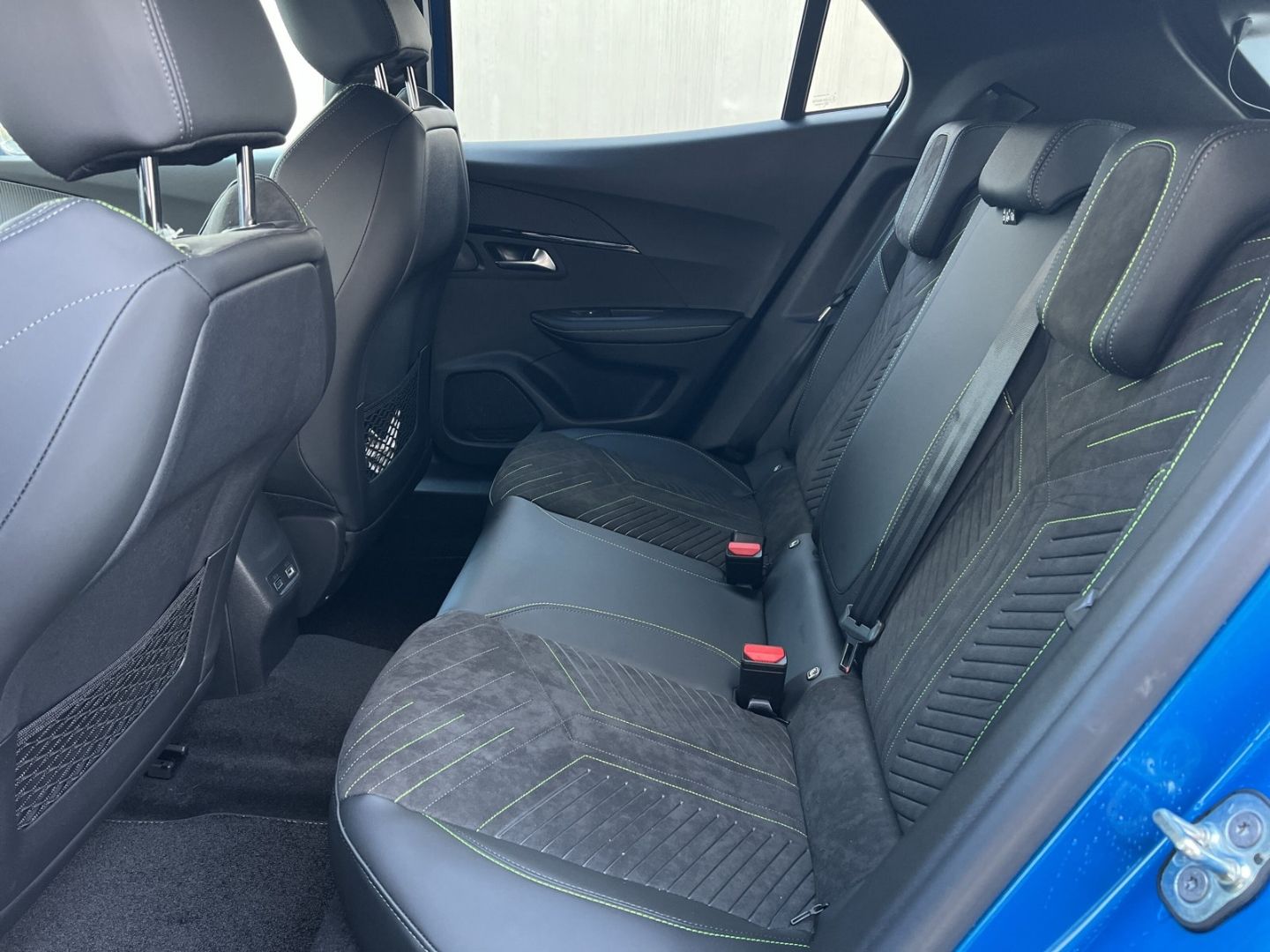 Fahrzeugabbildung Peugeot 2008 GT HYBRID 145 e-DSC6 Panorama Navi