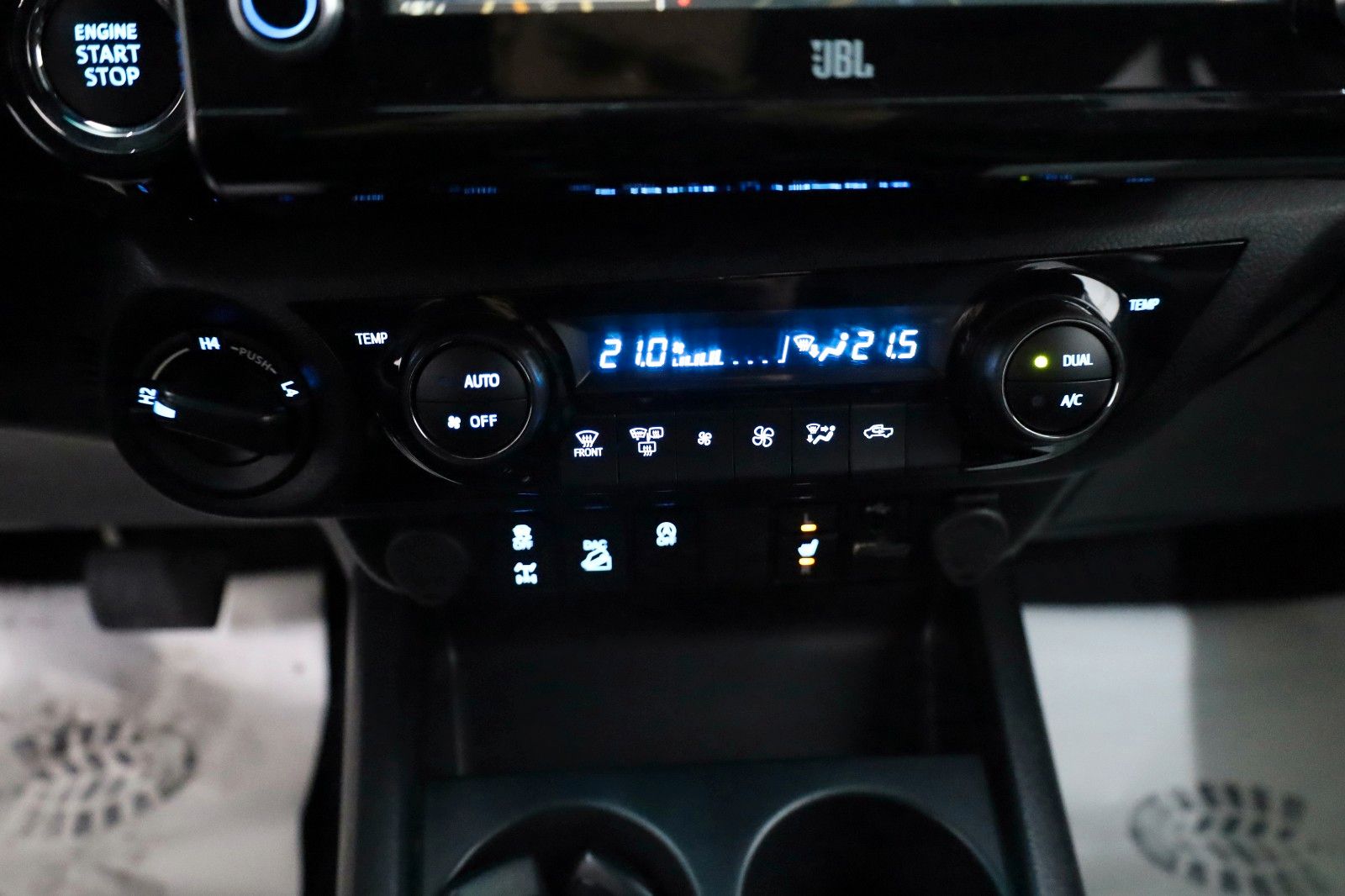 Fahrzeugabbildung Toyota Hilux Double Cab Invincible,ACC,Nav,AHK,Garantie