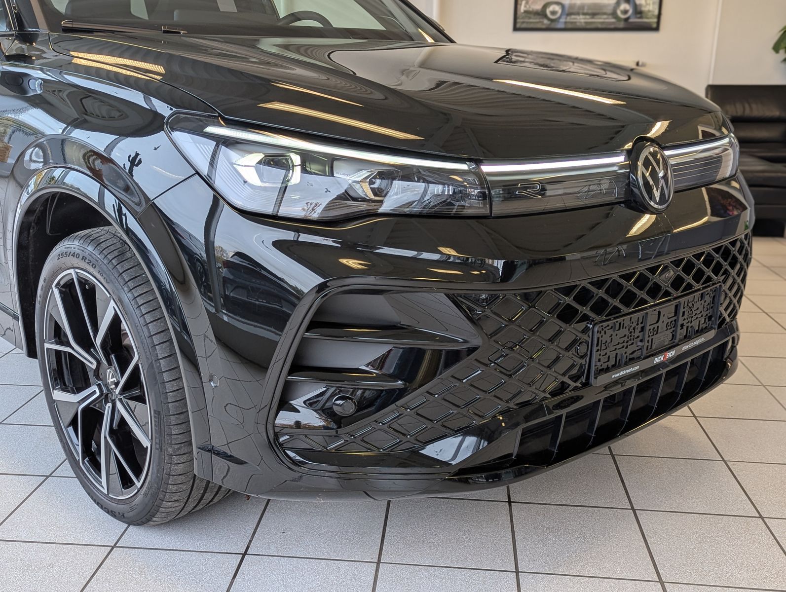 Fahrzeugabbildung Volkswagen Tiguan 2.0TDI R-Line 4M Pano Black Matrix AHK 20