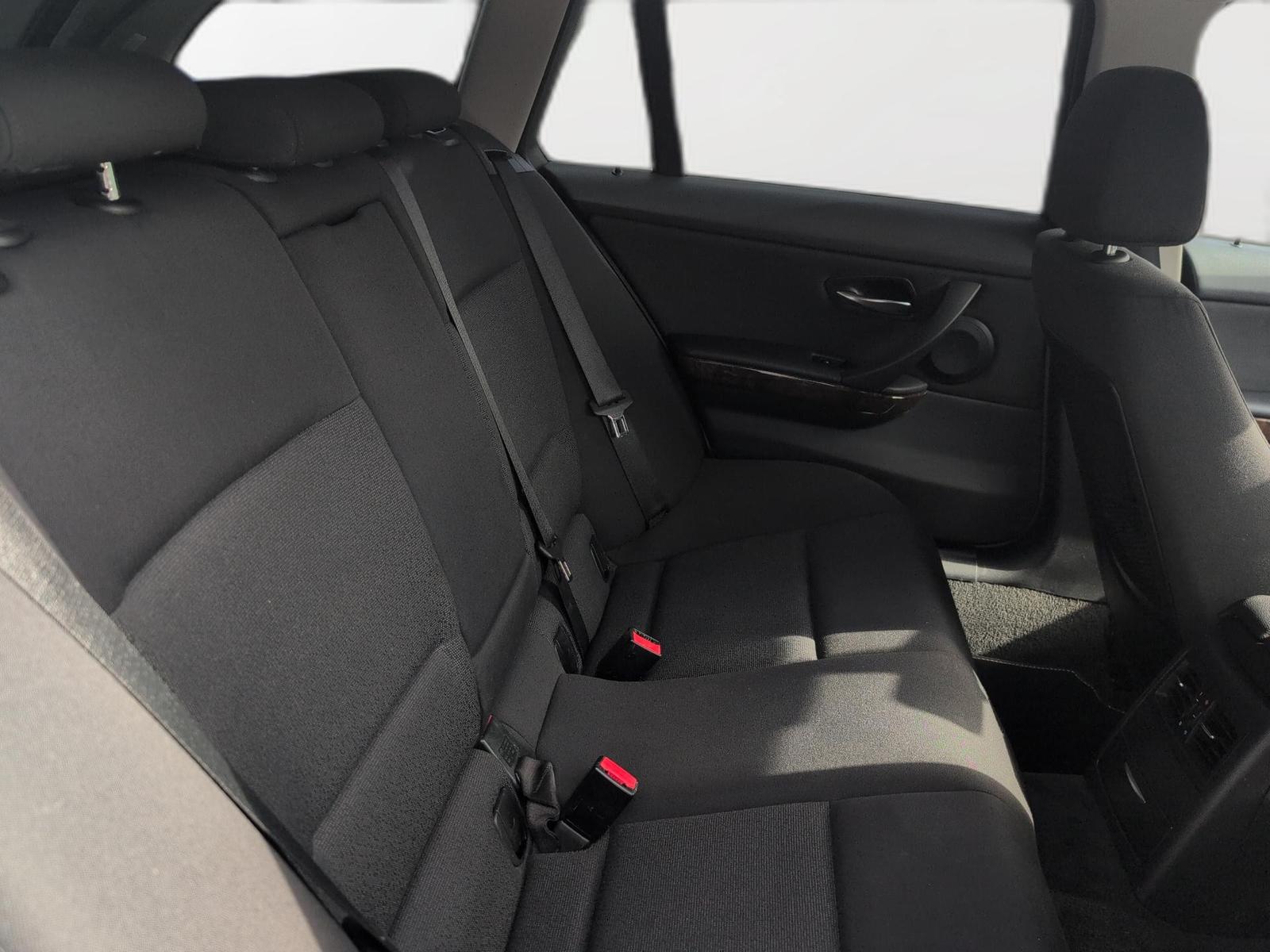 BMW 330xi Touring 258 ch 6 cylindres xDrive • Boîte auto • Toit pano • Xénon • Attelage