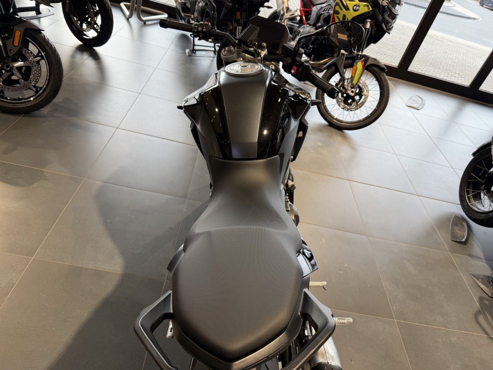 Fahrzeugabbildung BMW F900R 2 Pakete+ M-Kette+ Extras MY26