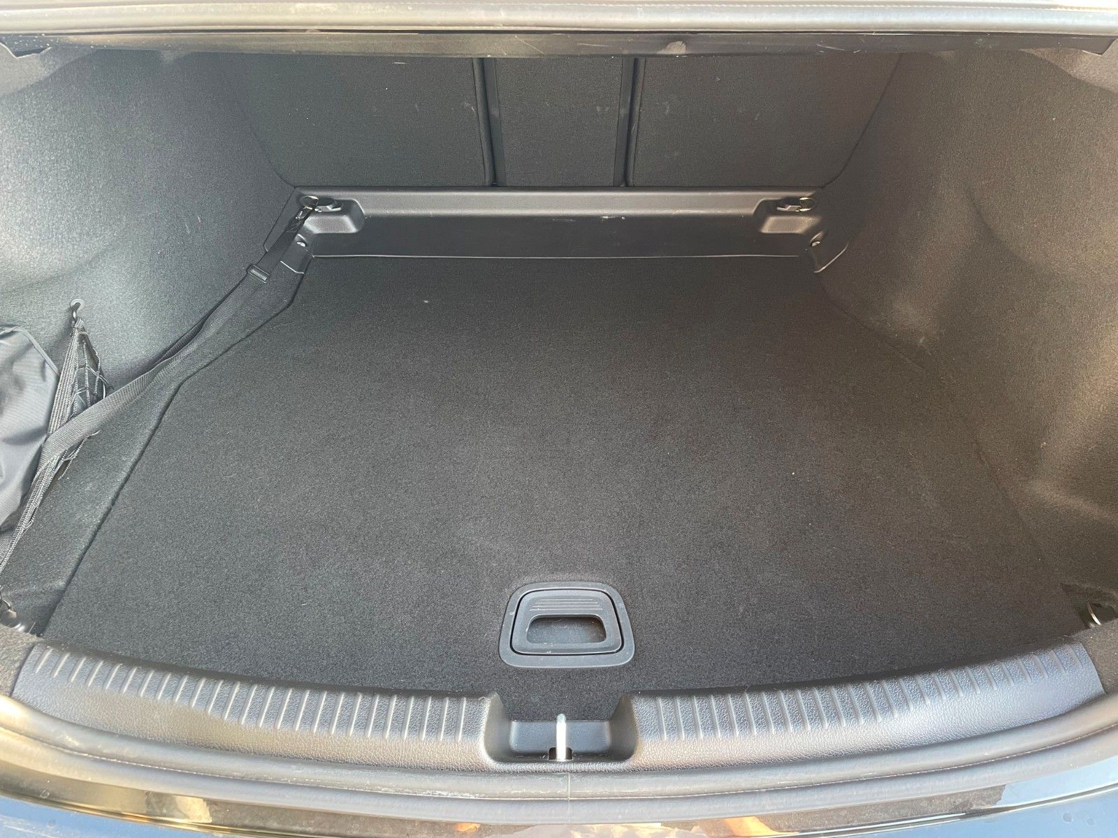 Fahrzeugabbildung Mercedes-Benz C 200 AMG AHK+Memory+Distr+R-Kamera+Keyless+19"