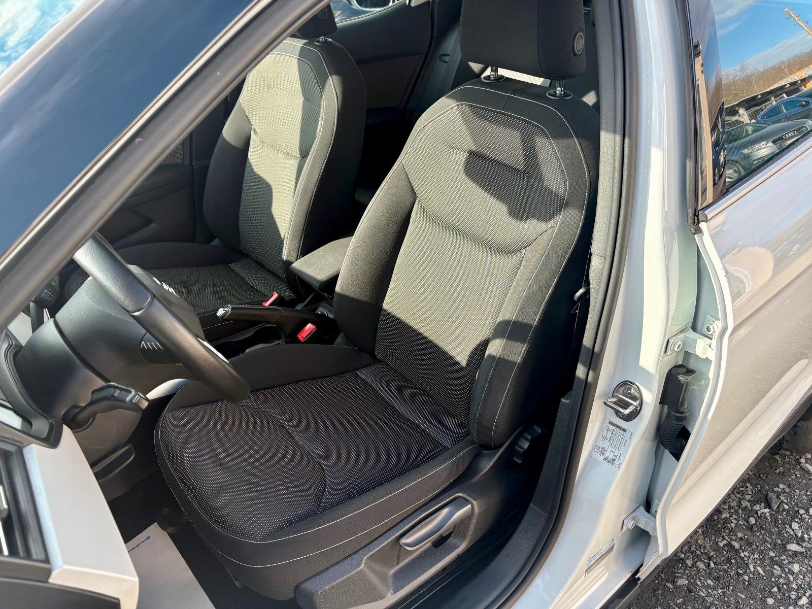 Fahrzeugabbildung SEAT Arona 1.0 Xcellence 85kW Navi SHZ PDC 1.HAND