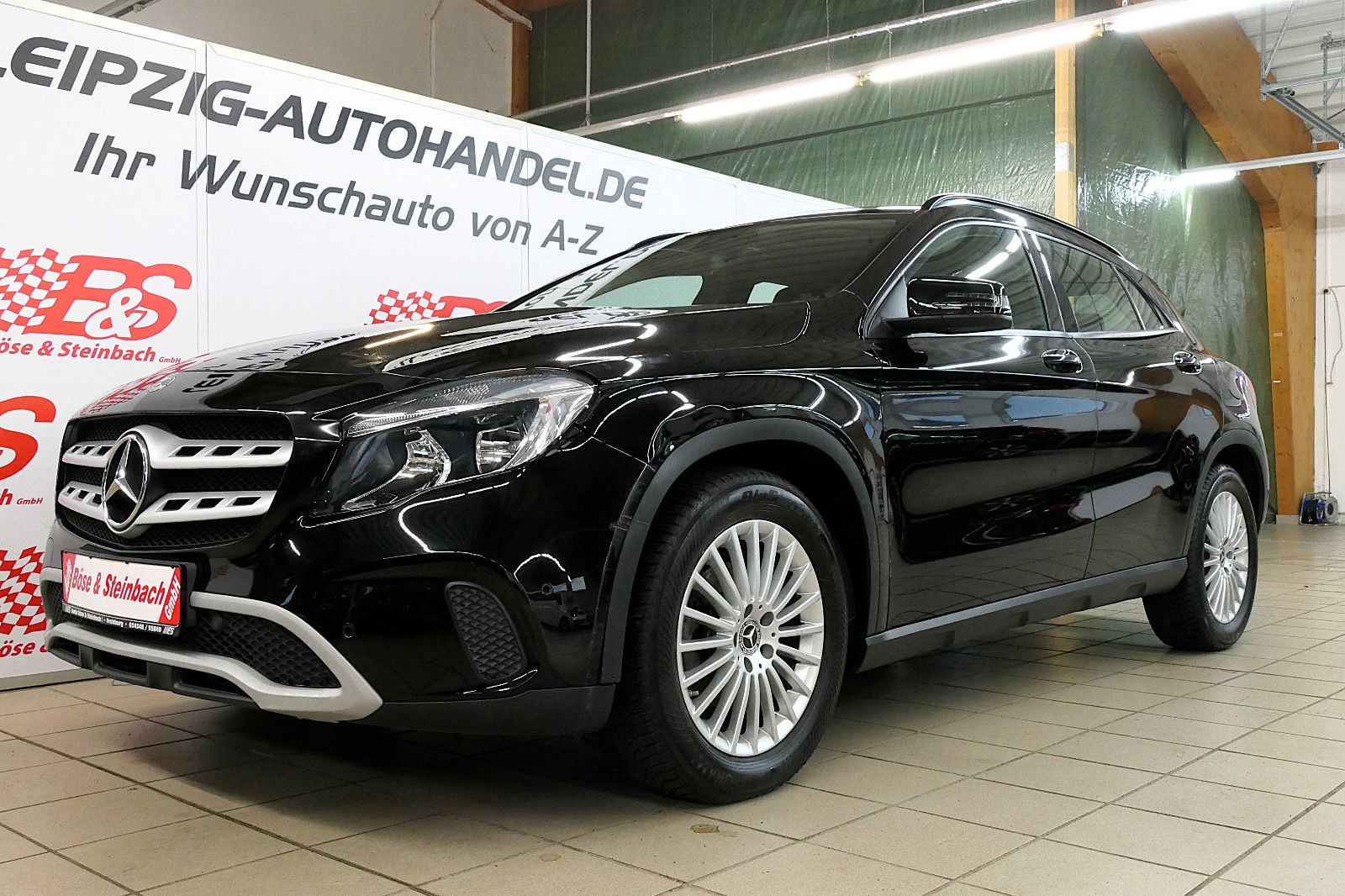 MERCEDES-BENZ GLA 180 *NAV*GRA*PDC*SZH*