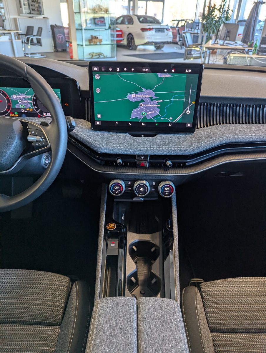 Fahrzeugabbildung SKODA Superb 2.0TDI DSG 4x4 Pano Matrix ACC AHK 5J Gar