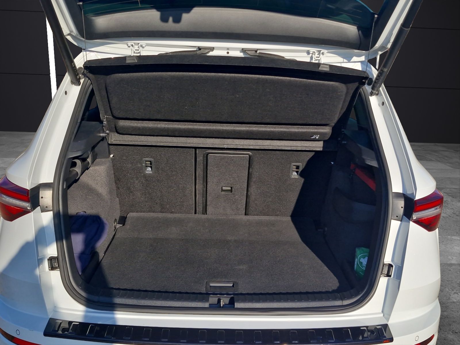 Fahrzeugabbildung SKODA Karoq TDI Sportline 4x4 Matrix PANO ACC Kamera36