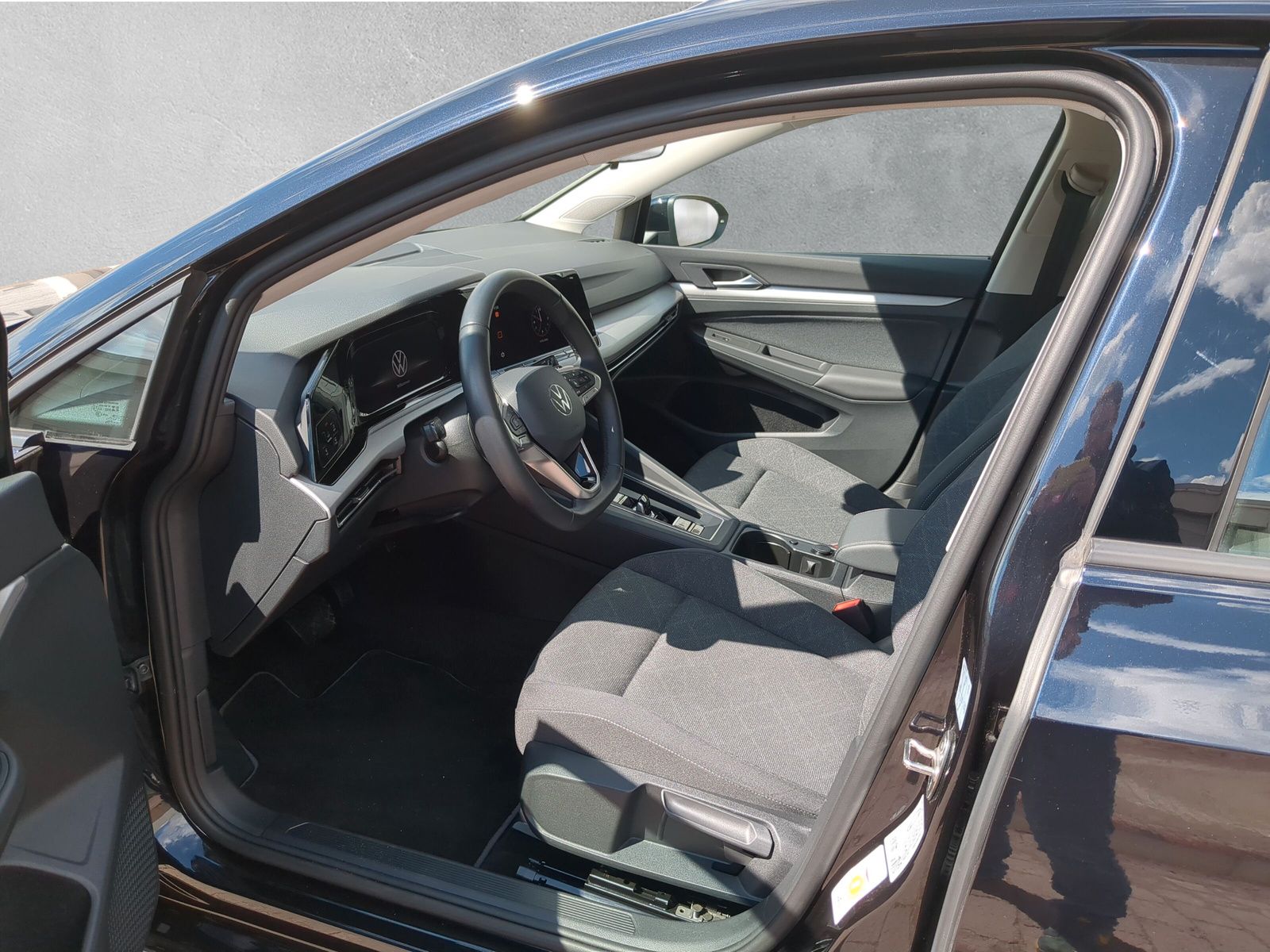 Fahrzeugabbildung Volkswagen Golf Variant 1.0 eTSI Life Kamera ACC SHZ AppCon
