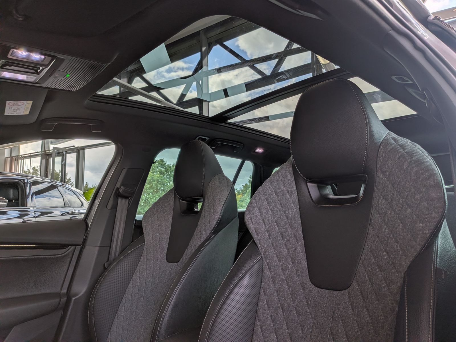 Fahrzeugabbildung SKODA Octavia 1.5 TSI Sportline Pano Matrix AHK 5J-Gar