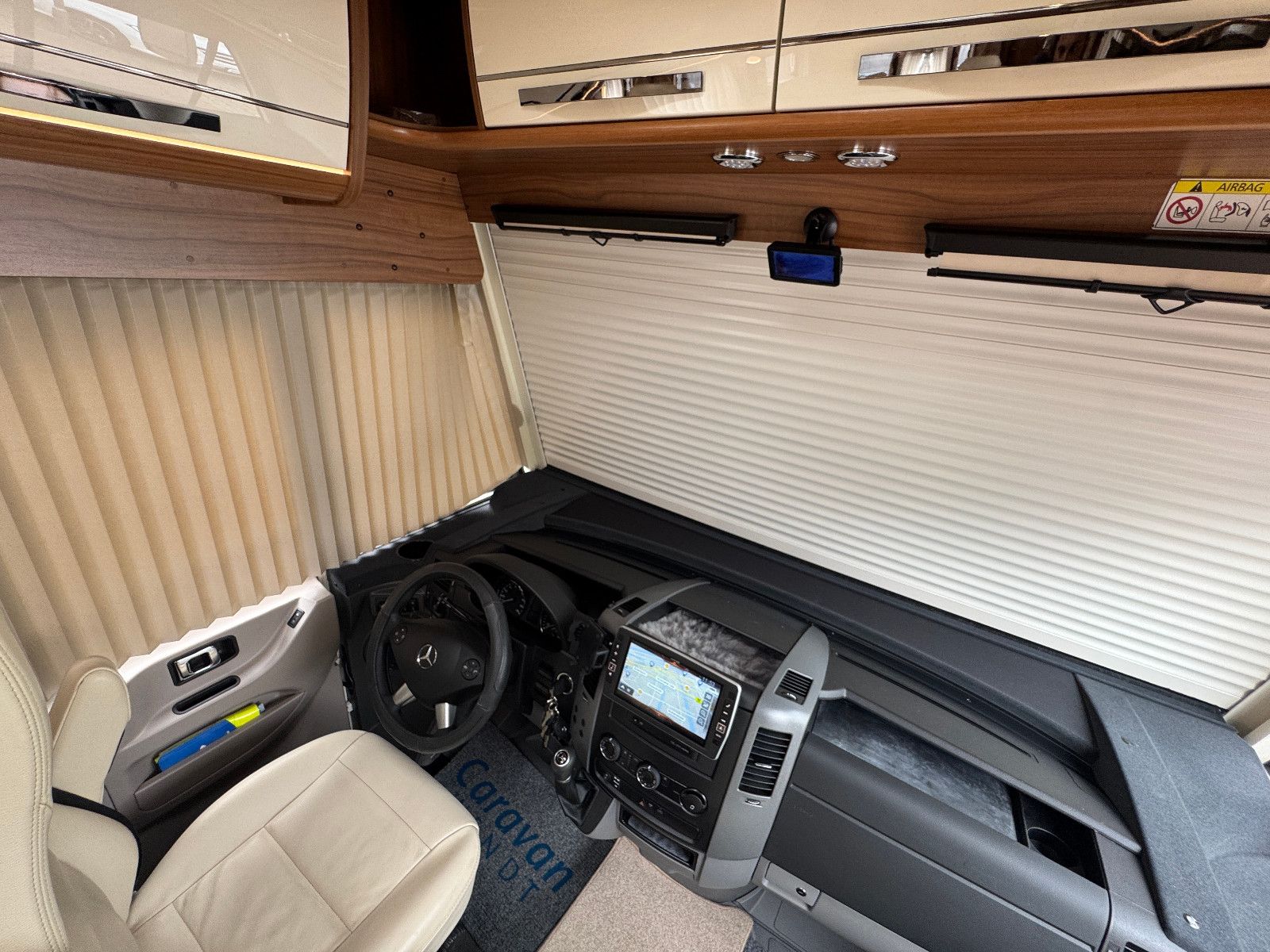 Fahrzeugabbildung HYMER / ERIBA / HYMERCAR B-KLASSE 680 STARLINE MB 3.0 D V6 HYD HÜBSTÜTZEN