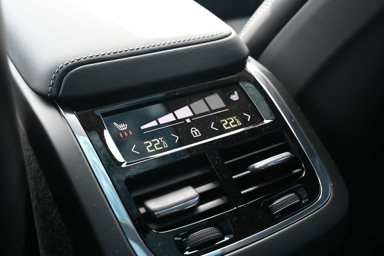 Fahrzeugabbildung Volvo XC60 B4 D AWD Ultimate Dark*STDHZG*LUFT*360°*ACC