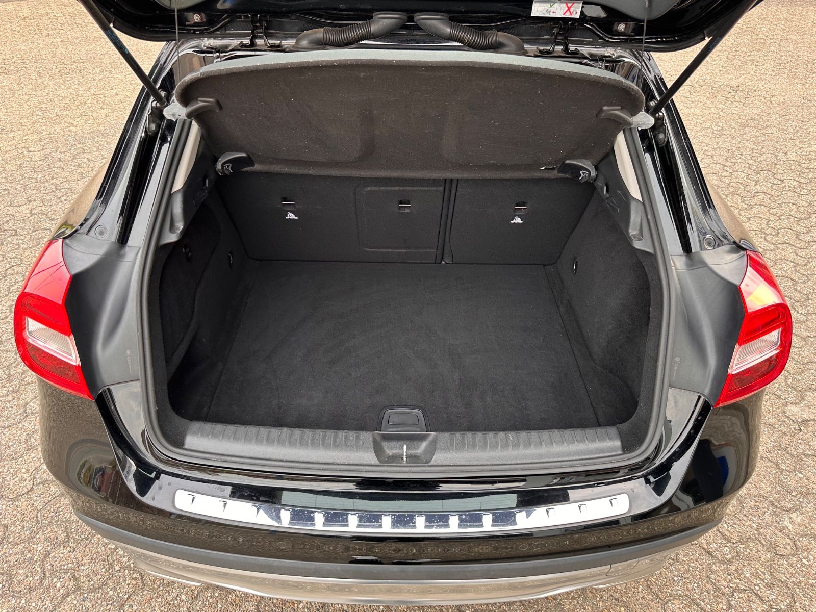 Fahrzeugabbildung Mercedes-Benz GLA 220 CDI Urban DCT AHK/Pano/SHZG/STANDHZG/GRA